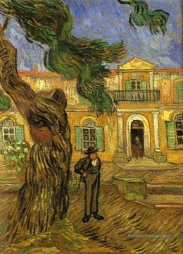 Pins avec figurine dans le jardin de l’hôpital Saint Paul Vincent van Gogh Peinture à l'huile